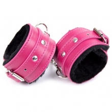 Розовые наручники с черной меховой подкладкой
